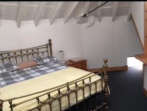 sypialnia z metalowym łóżkiem w pokoju w obiekcie Montrose Watertower w mieście Montrose