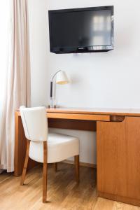 Televízia a/alebo spoločenská miestnosť v ubytovaní Hotel Vabank