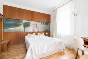 Televízia a/alebo spoločenská miestnosť v ubytovaní Hotel Vabank