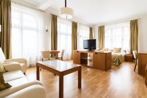 Televízia a/alebo spoločenská miestnosť v ubytovaní Hotel Vabank