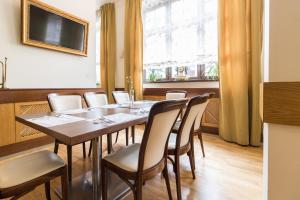Televízia a/alebo spoločenská miestnosť v ubytovaní Hotel Vabank