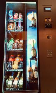 een koelkast gevuld met veel flessen alcohol bij Hotel Auerhahn in Grevenkrug