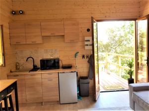 Dapur atau dapur kecil di Cabane dans les arbres "La Kaz aux Cigales" +21 gambar