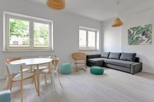 ein Wohnzimmer mit einem Sofa und einem Tisch in der Unterkunft Laguna Centrum by Grand Apartments in Sopot