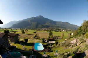 Blick auf ein Dorf mit Bergen im Hintergrund in der Unterkunft Borgo Erbiola in Colico