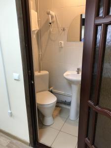 Kamar mandi di Hotel Fatima Korpus 2