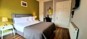 เตียงในห้องที่ The Gateway Lodge