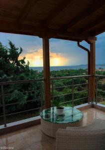 een glazen tafel op een balkon met uitzicht bij Luxury Apartment in Nikiti
