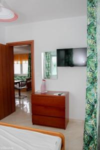 een woonkamer met een dressoir en een spiegel bij Luxury Apartment in Nikiti