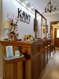 een kleedkamer met een aanrecht en een spiegel bij Pensiunea Kant in Sibiu