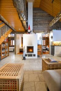 アカスロンポロにあるYlläshilla Cottageの家の中のリビングルーム(暖炉付)