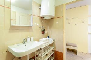 Koupelna v ubytování Room M + 24 fotografií