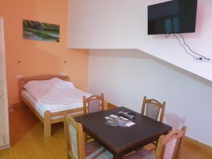 Cette petite chambre comprend une table et un lit. dans l'établissement Apartmani,kucice DRINA-BOK, à Ljubovija