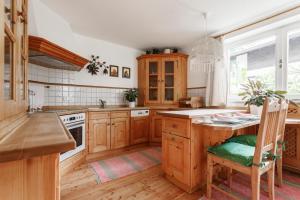 A kitchen or kitchenette at Ferienwohnung am Bründlweg