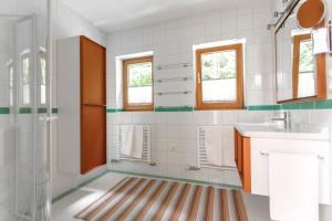A bathroom at Ferienwohnung am Bründlweg Még 14 kép