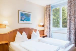 a hotel room with a bed and a window at Hapimag Ferienwohnungen Bad Gastein in Bad Gastein