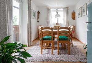 A seating area at Ferienwohnung am Bründlweg