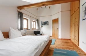 A bed or beds in a room at Ferienwohnung am Bründlweg