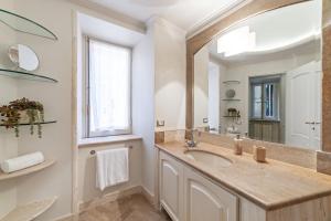 罗马BMGA l ViaPaola43 Palace的浴室里有洗手池和镜子 更多88张照片