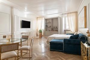 罗马BMGA l ViaPaola43 Palace的一间卧室，里面有一张床、一张桌子和一张沙发