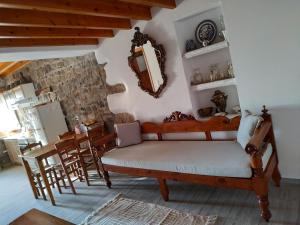 een woonkamer met een stoel en een tafel bij Manos House in Chora in Patmos