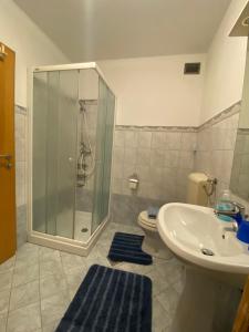 Un baño con ducha, inodoro y lavabo. en Apartment Studio Van Bakel Gerard, en Bled