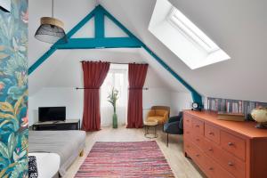 een slaapkamer met rode gordijnen en een bed in een kamer bij Le Cotissois in Lanvallay