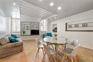 罗马BMGA l ViaPaola43 Palace的带玻璃桌椅的客厅