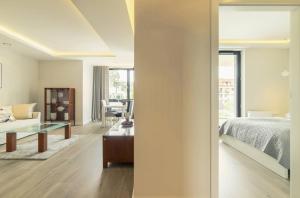 sypialnia z łóżkiem i salonem w obiekcie Grand Apartments · Okrzei Residence w mieście Sopot