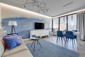 salon z kanapą i stołem w obiekcie Grand Apartments · Okrzei Residence w mieście Sopot