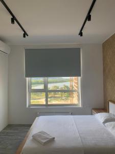 Un pat sau paturi într-o cameră la 4 rooms apartment with a view to the Dnieper River