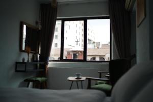 a room with a window and a bed and a table at PANDAN KARAKOY SUİT in Istanbul