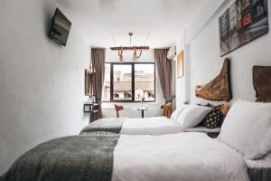 伊斯坦堡的住宿－PANDAN KARAKOY SUİT，酒店客房设有两张床和窗户。
