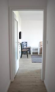 una puerta abierta a una sala de estar con una silla en Apartamenty u Majki 2, en Frydman