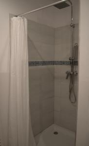 y baño con ducha con cortina blanca. en Apartamenty u Majki 2, en Frydman