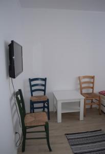 a living room with chairs and a table and a tv at Apartamenty u Majki 2 in Frydman