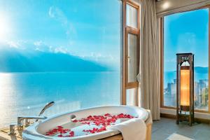 a bathroom with a bath tub with a large window at Dali Dare Sea View Gueshouse in Dali