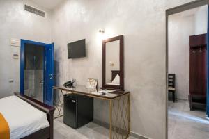 TV a/nebo společenská místnost v ubytování Gaudi stylish hotel + 37 fotografií