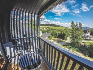 d'un balcon avec une table et une vue sur la campagne. dans l'établissement Apartmán Na Vršku, à Dolní Morava