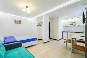 um pequeno quarto com uma cama e uma cozinha em ARTAL Apartment on Obolonskyi Avenue 31 em Kiev