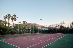 Tenis in/ali skvoš poleg nastanitve Villa a 300 Mt. dal Mare (Magaggiari) con campo da tennis oz. v okolici