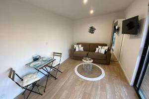 Μια τηλεόραση ή/και κέντρο ψυχαγωγίας στο Beach Loft Ar Valum