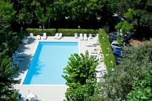 an overhead view of a swimming pool with chaise lounges at Hotel Royal Inn - Bianchi Hotels in San Mauro a Mare