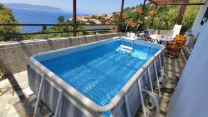 ein Swimmingpool auf dem Balkon eines Hauses in der Unterkunft Sunset House in Klíma