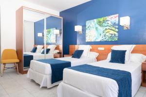 Postel nebo postele na pokoji v ubytování Hotel Jaime I