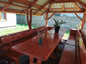 a wooden table and chairs under a wooden pergola at Svitiaz Griada in Szack