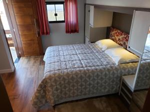 ein Schlafzimmer mit einem Bett und einem roten Vorhang in der Unterkunft Hospedaria Felder in Treze Tílias