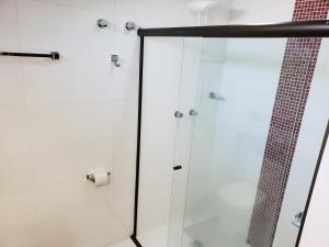 eine Dusche mit Glastür im Bad in der Unterkunft Hospedaria Felder in Treze Tílias