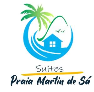 un logo pour un complexe avec un palmier et une maison dans l'établissement Suítes Praia Martin de Sa, à Caraguatatuba