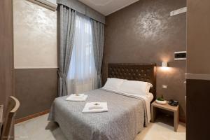 Uma cama ou camas num quarto em Hotel Centro Cavour Roma